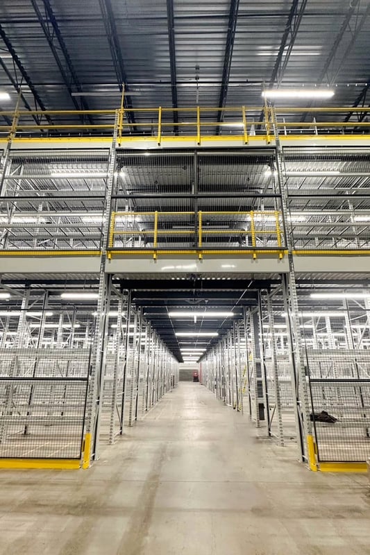 mezzanine soutenue par des crémaillères